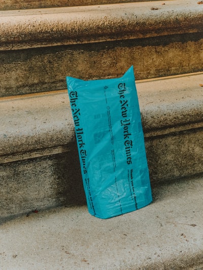 灰色混凝土楼梯上的蓝色塑料包
